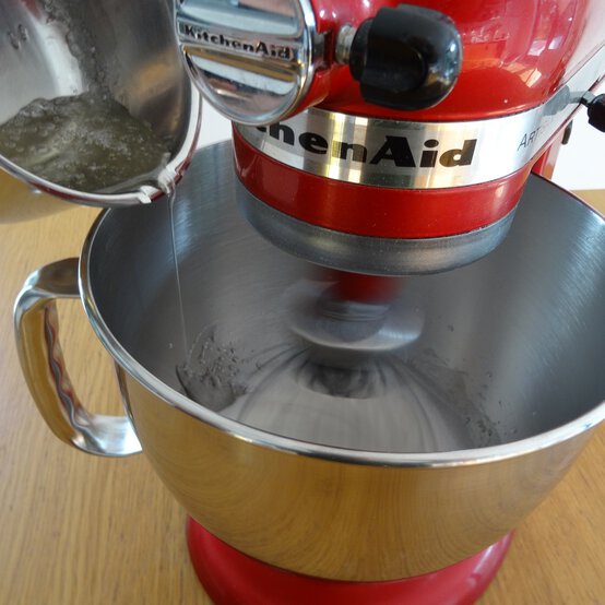 egg_macarons_baking_step_3.1.jpg?sw=554&q=85