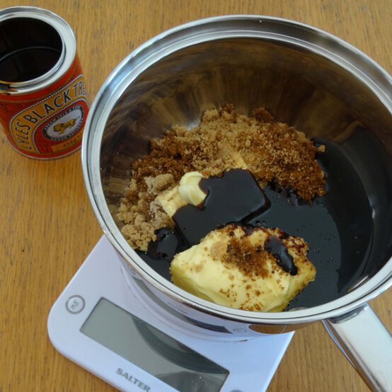 Idea_how-to-make-a-christmas-grazing-board_step1a.jpg?sw=554&q=85