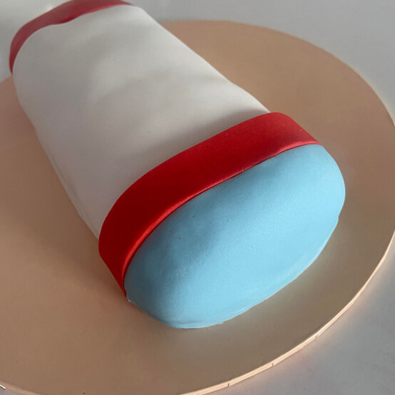 idea_how-to-decorate-a-rocket-cake_step11c.jpg?sw=554&q=85