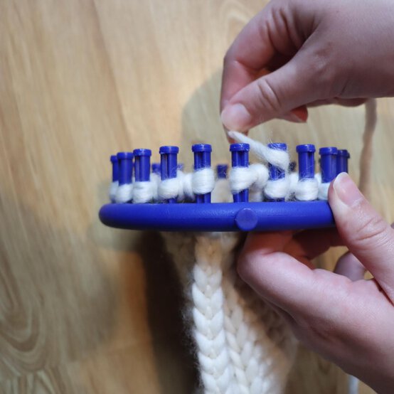 how_to_loom_knit_a_blanket_step_7b.jpg?sw=554&q=85