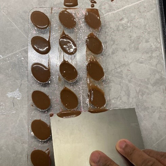 Idea_how-to-make-speckled-chocolate-mini-eggs_step4.jpg?sw=554&q=85