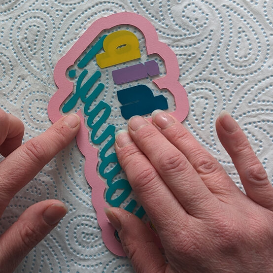 idea_cricut-how-to-make-a-shaker-cake-topper_step6b.jpg?sw=554&q=85