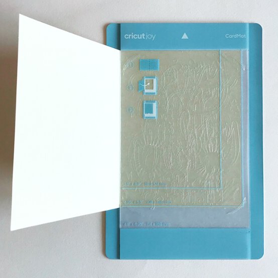 Cricut%20Joy%20Lion_Card_Step_3_2_A.jpg?sw=554&q=85