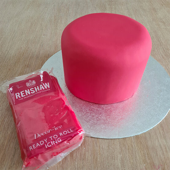 How-to-Make-a-Platinum-Jubilee-Showstopper-Cake_Step1a.jpg?sw=554&q=85