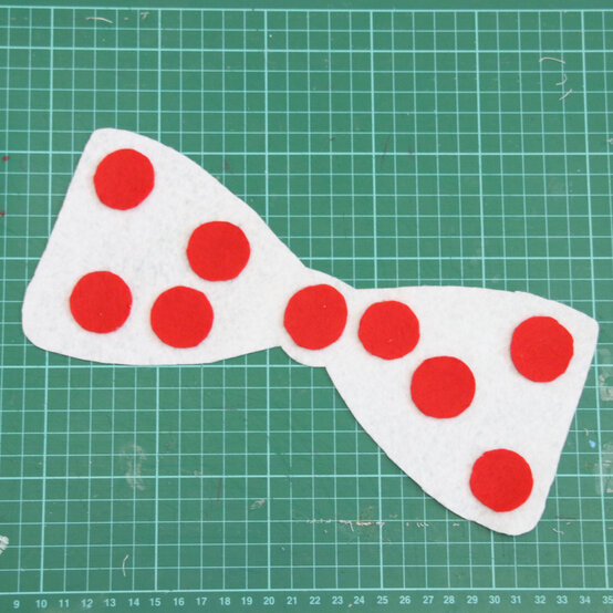 willy_wonka_bow_tie_step_6.jpg?sw=554&q=85