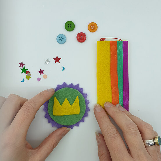 how-to-make-felt-medals_step-7a.jpg?sw=554&q=85