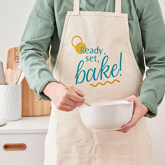 personalised-baking-hamper_apron.jpg?sw=554&q=85