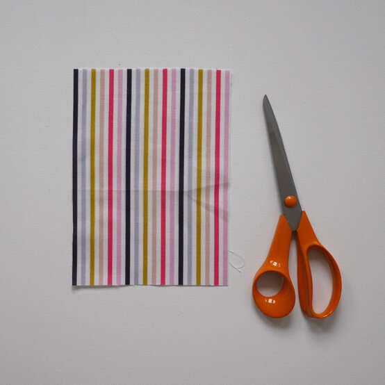 how_to_make_a_bottle_gift_bag_step-3.jpg?sw=554&q=85