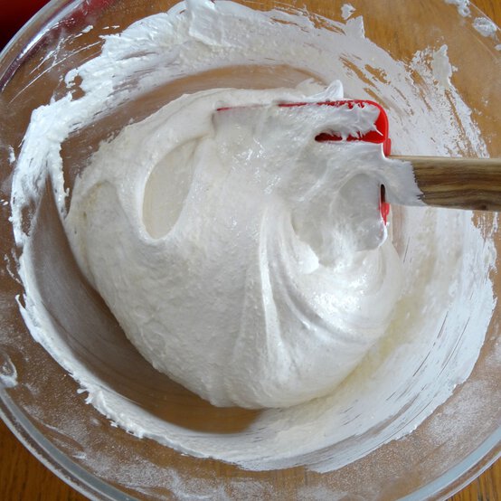 egg_macarons_baking_step_5.jpg?sw=554&q=85