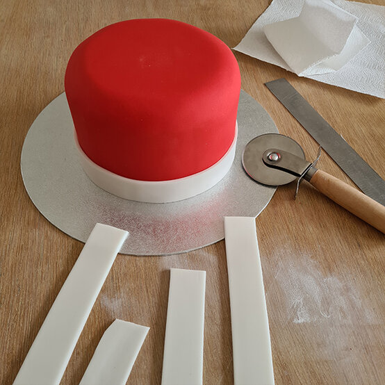 How-to-Make-a-Platinum-Jubilee-Showstopper-Cake_Step3a.jpg?sw=554&q=85