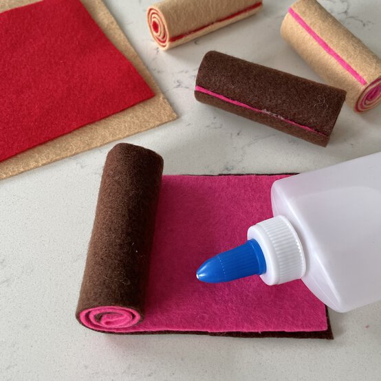 ideas%5Fafternoon%2Dtea%2Dplay%2Dset%5Fswiss%2Drolls%5F1.JPEG?sw=554&q=85