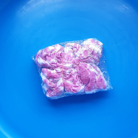 How-to-tie-dye-a-t-shirt_Mottled%20effect%20Step%203c.jpg?sw=554&q=85