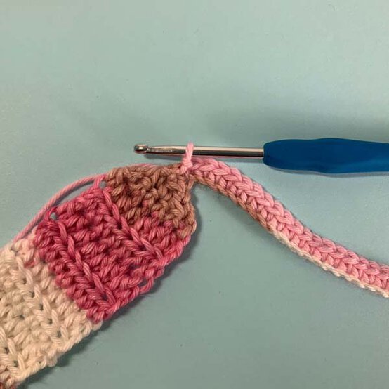 ideas%5Fhow%2Dto%2Dcrochet%2Da%2Dheadband%5Fplain%2Dheadband%5Fstep%2D2b.jpg?sw=554&q=85