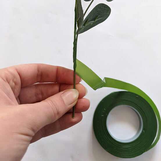 how-to-make-a-wedding-cake-garland_step2.jpg?sw=554&q=85