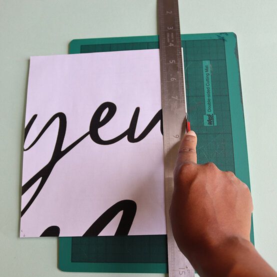 ideas%5Fhow%2Dto%2Dembroider%2Da%2Dcushion%2Dfor%2Dchristmas%5Fstep%2D1a.JPG?sw=554&q=85