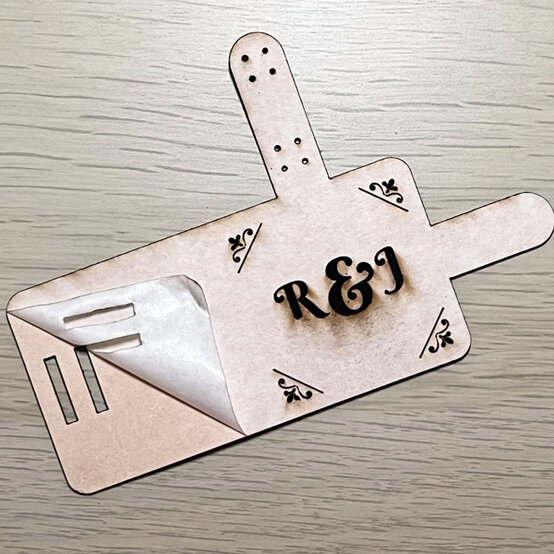 idea_glowforge-how-to-make-personalised-keyrings-photo_step7.jpg?sw=554&q=85