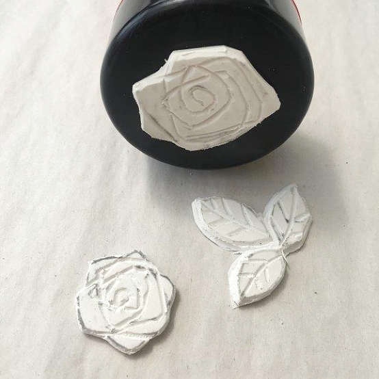 lino-floral-book-cover-artistinyou-step12.png?sw=554&q=85