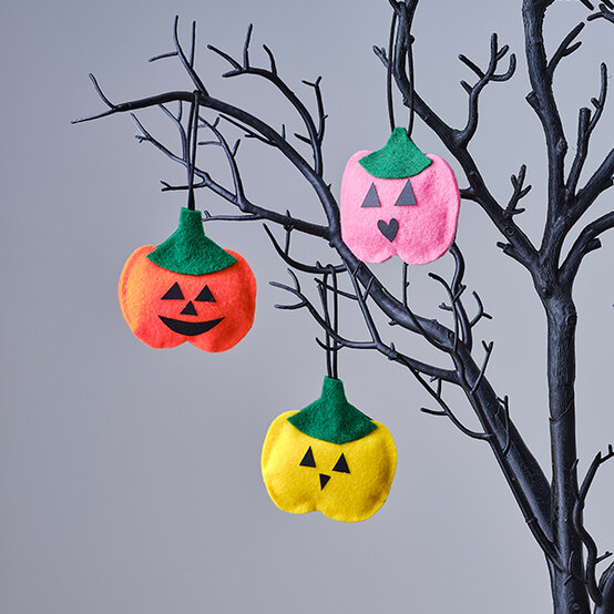 ways-to-decorate-a-twig-tree-for-halloween-felt-pumpkins.jpg?sw=554&q=85