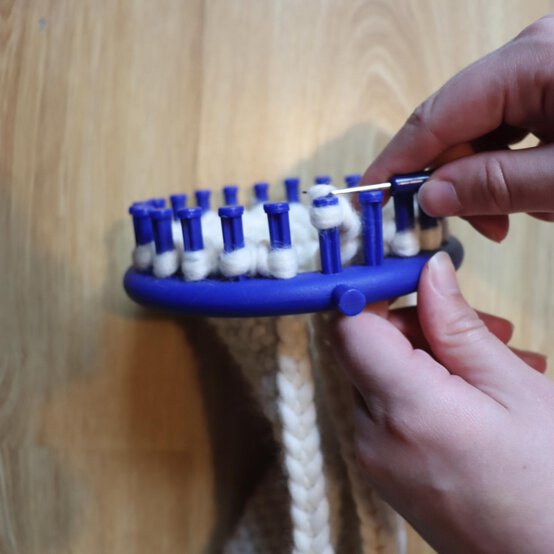 how_to_loom_knit_a_blanket_step_7e.jpg?sw=554&q=85