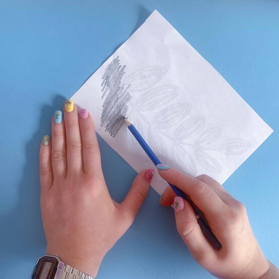 Idea_how-to-make-a-lino-print-stocking_step2a.jpg?sw=554&q=85