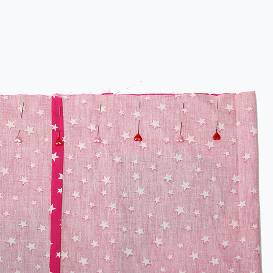 sew-a-simple-cushion-10.jpg?sw=554&q=85