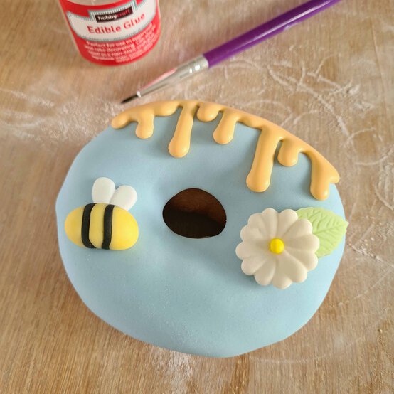 bee-doughnut-step-7.jpg?sw=554&q=85