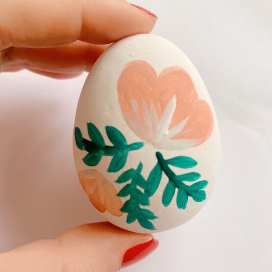 how-to-make-floral-painted-eggs-4.jpg?sw=554&q=85