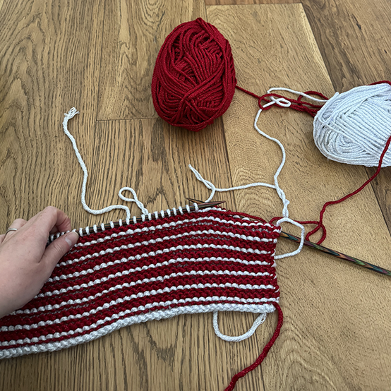 idea%5Fknit%2Da%2Dpresent%2Dcushion%5Fstep2.png?sw=554&q=85