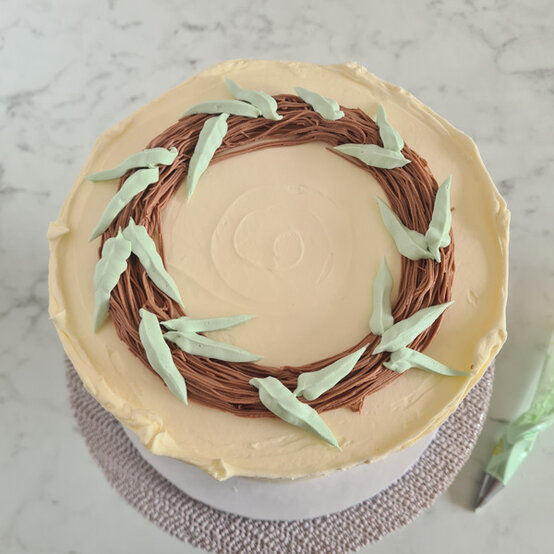 idea%5Feaster%2Dfloral%2Dwreath%2Dcake%5Fstep%2D18.jpg?sw=554&q=85