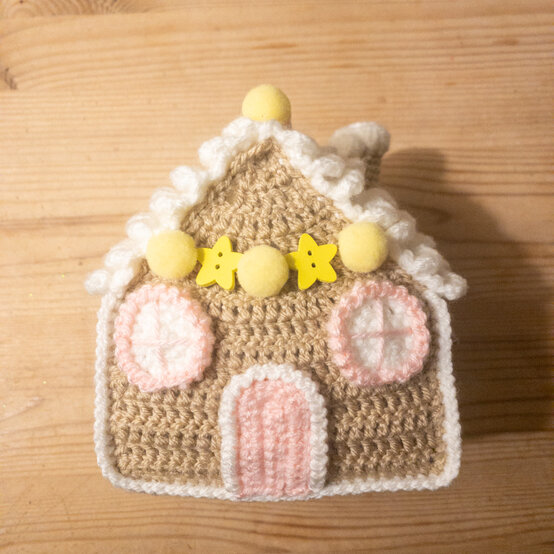 gingerbreadhouse-_house_1_front_fin.jpg?sw=554&q=85