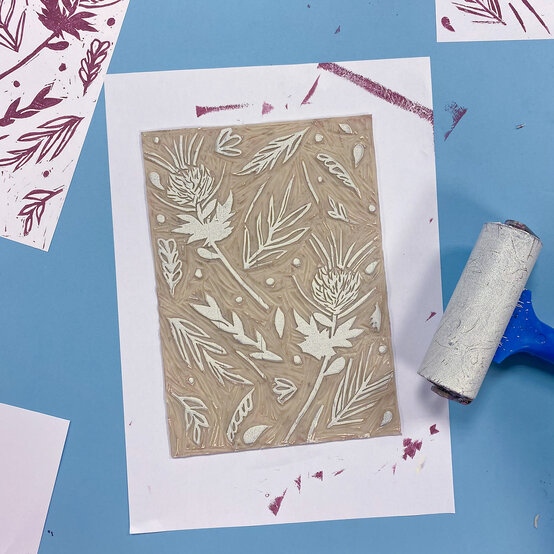 how-to-lino-cut-a-scottish-thistle-print_customise_step-2_1.jpg?sw=554&q=85