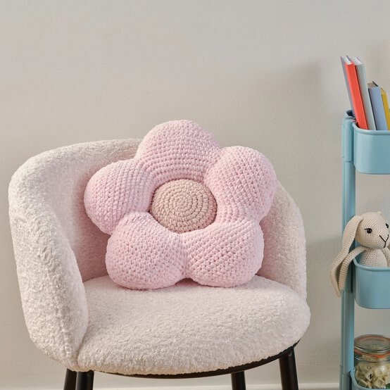ideas%5Fmain%5Fhow%2Dto%2Dcrochet%2Da%5Fflower%2Dcushion.jpg?sw=554&q=85