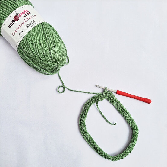 How%2Dto%2DCrochet%2Da%2DChristmas%2DWreath%2DCushion%5FPart%2D1.jpg?sw=554&q=85