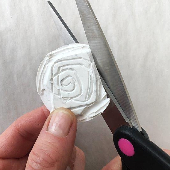 lino-floral-book-cover-artistinyou-step7.png?sw=554&q=85