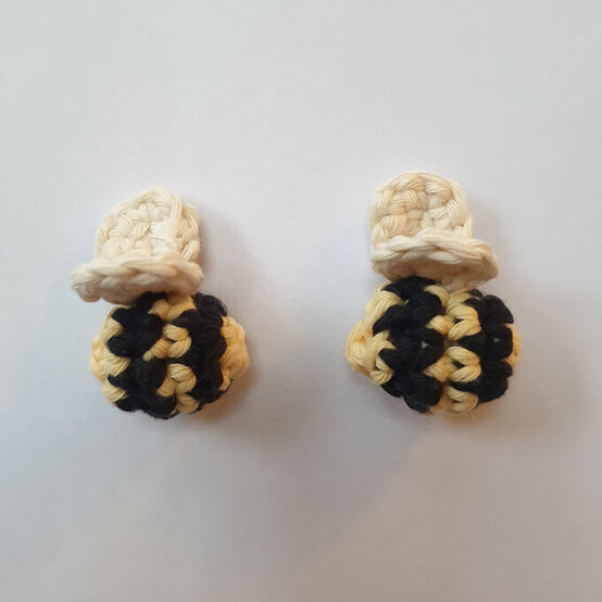 how_to_crochet_a_summer_garden_wreath_bumblebees.jpg?sw=554&q=85