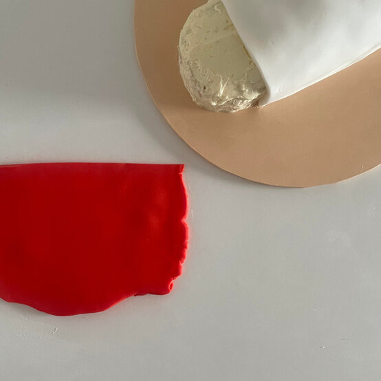 idea_how-to-decorate-a-rocket-cake_step10a.jpg?sw=554&q=85