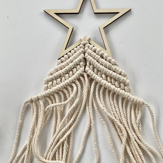idea%5Fmacrame%2Dchristmas%2Dtrees%5Fstep8.jpg?sw=554&q=85