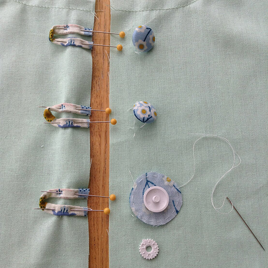 simplicity-pattern-cat-dress-bag-step5.jpg?sw=554&q=85