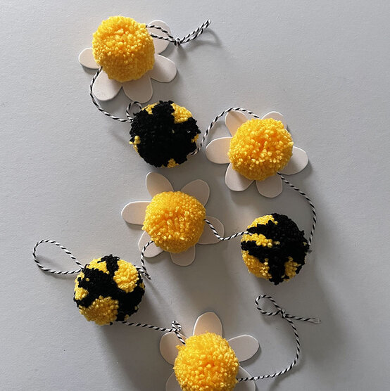 Pom%20Pom%20Bumble%20Bee%20Garland%20Step%204.jpeg?sw=554&q=85