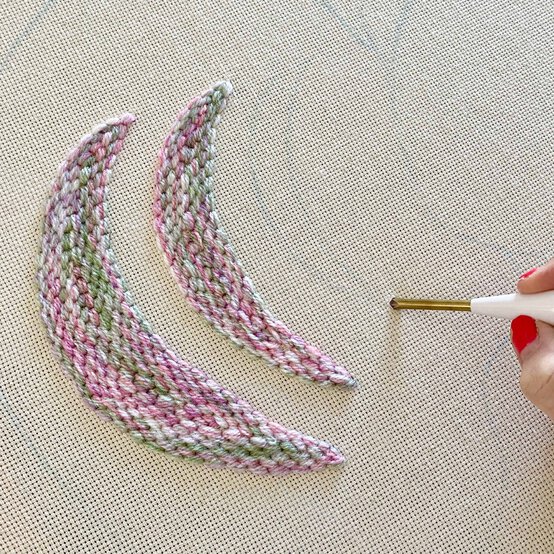 punch-needle-farm-hen-step-1.jpg?sw=554&q=85