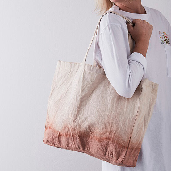 idea_ways-to-personalise-a-canvas-bag_ombre.jpg?sw=554&q=85