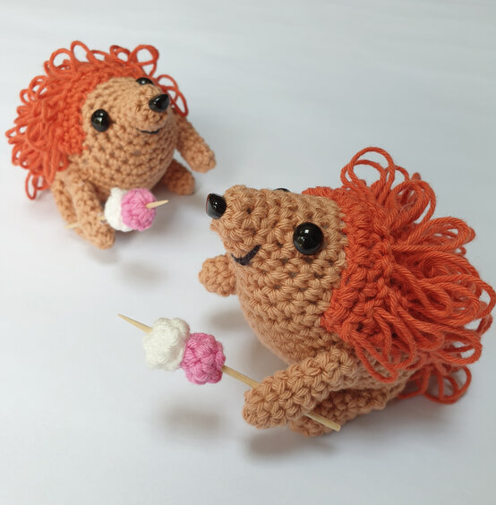 how-to-crochet-an-autumn-wreath-hedgehog-10.jpg?sw=554&q=85