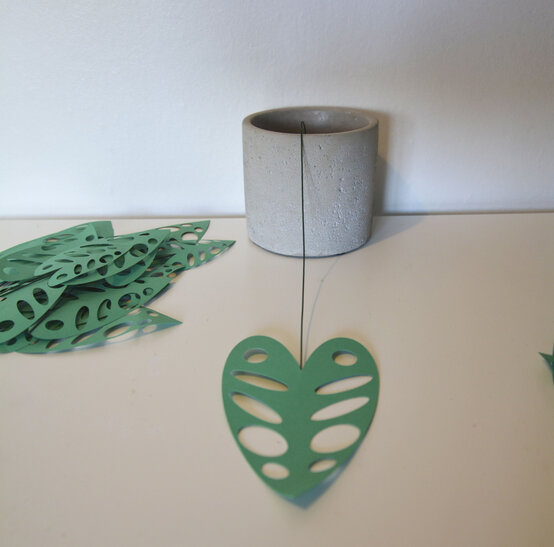 cricut_how_to_make_a-_paper_monstera_plant_step10_3.jpg?sw=554&q=85