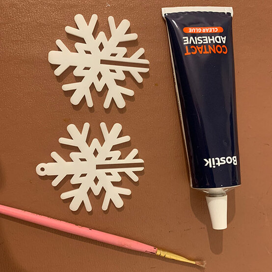 idea_Glowforge-First-Christmas-Bauble_Step11a.jpg?sw=554&q=85