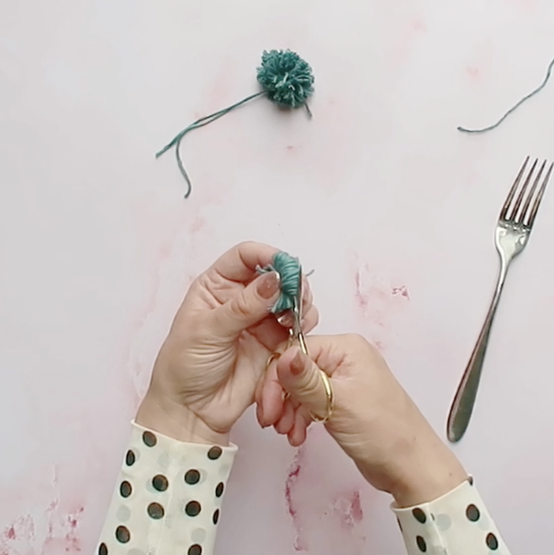 how_to_gift_wrap_with_your_yarn_scraps_pom-pom-6.png?sw=554&q=85