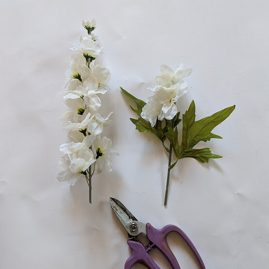 how-to-create-a-wedding-floral-arrangement_step2_2.jpg?sw=554&q=85