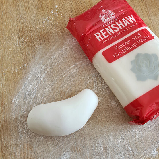 How-to-Make-a-Platinum-Jubilee-Showstopper-Cake_Step19a.jpg?sw=554&q=85