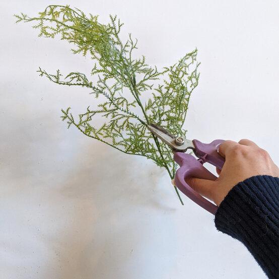 how-to-create-a-wedding-floral-arrangement_step8_3.jpg?sw=554&q=85