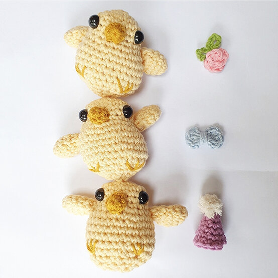 idea_how-to-crochet-an-easter-wreath-and-garland_chicks2.jpg?sw=554&q=85