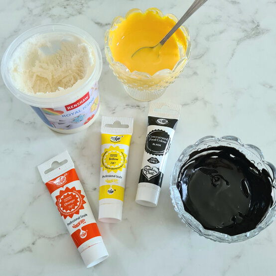 idea_how-to-make-a-coronation-cake_step1.jpg?sw=554&q=85